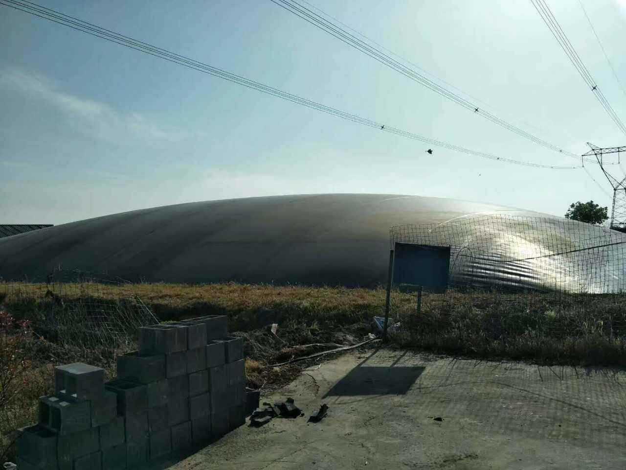 修筑完工的外圍堰鋪設(shè)土工膜表面一定要加寬嗎？